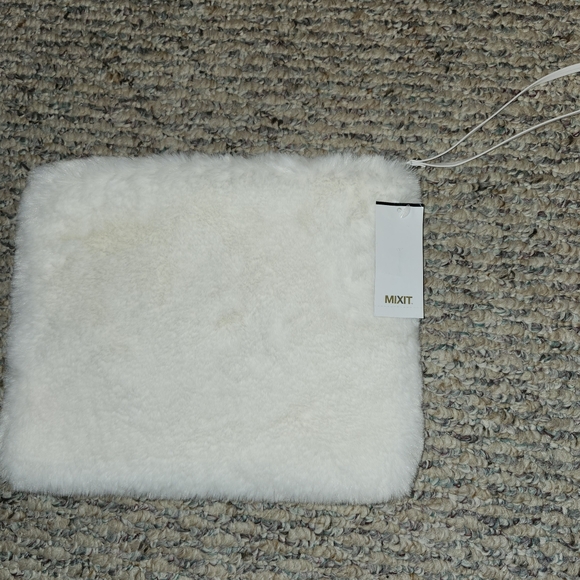 NWT WHITE FAUX FUR ACCESSORY BAG. COSMETIC BAG. LINGERIE BAG. BRIDAL GIFT. - Picture 2 of 7